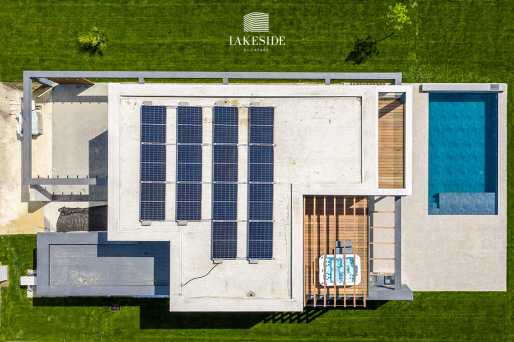 kosotthon megoldások és napelemes rendszer a balatonkenesei Lakeside Villapark luxus villájánál